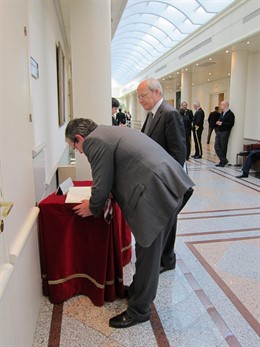 Senadores firmando en el libro de condolencias de la senadora Burró