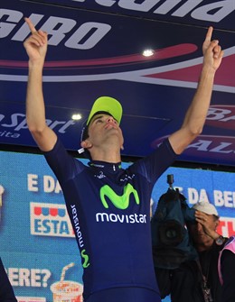 Beñat Intxausti celebra el triunfo en la 16 etapa del Giro 2013