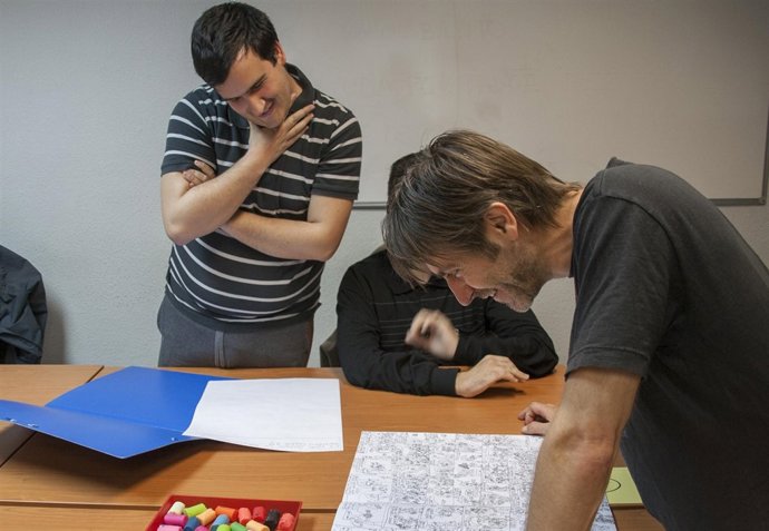 Paco Roca dirige un taller de cómic para niños autistas