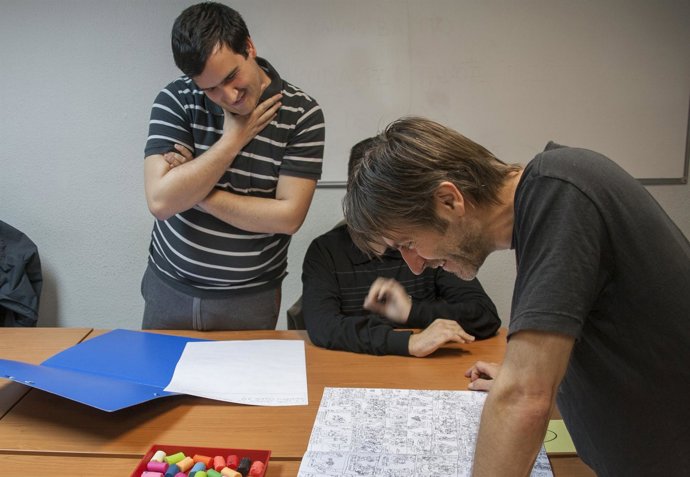 Paco Roca dirige un taller de cómic para niños autistas