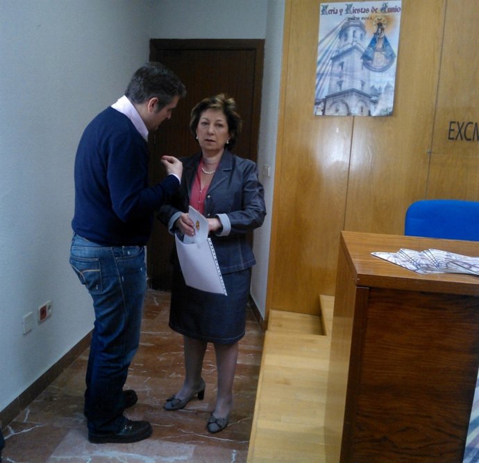 Nestares conversa con el gerente del Patronato de Cultura tras su comparecencia.