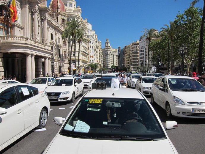 Protesta de taxis en la plaza del Ayuntamiento de Valencia