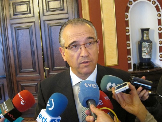 El alcalde de Pamplona, Enrique Maya, atendiendo a los periodistas