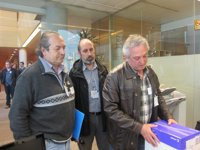 Sindicatos de Metro y EMT presentan 15.160 firmas en la Asamblea por un transporte público de calidad