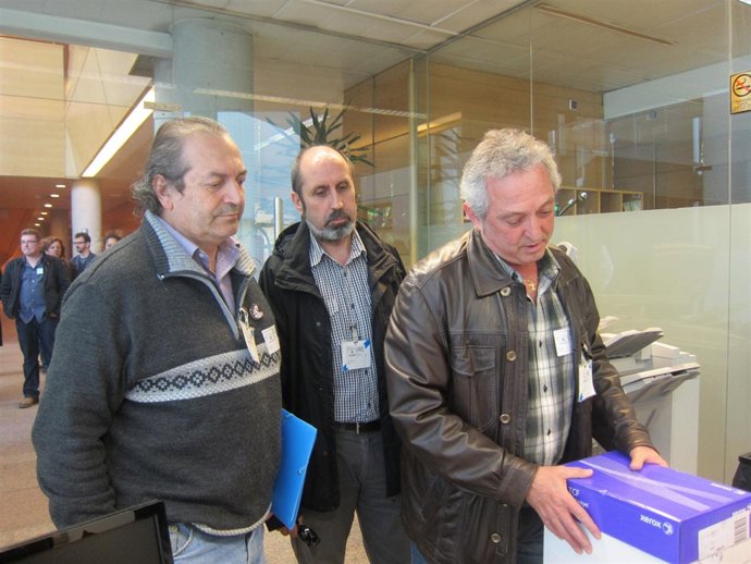 Representantes de Metro y EMT entregando las firmas