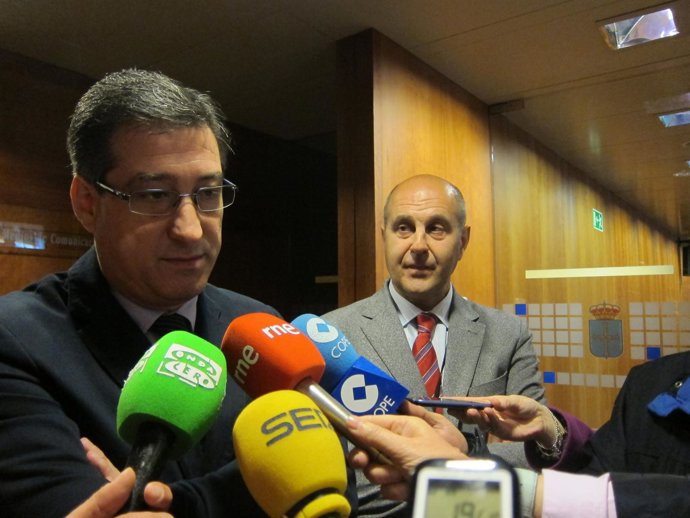 Prendes (izquierda) y Adeba, hacen declaraciones a los medios.