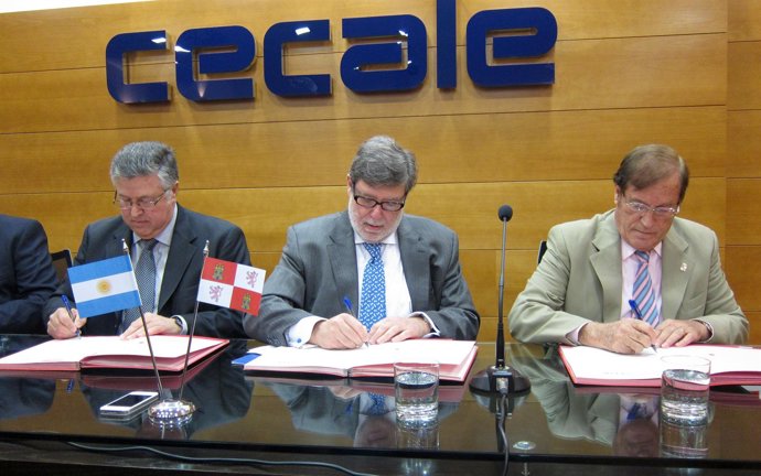 Santiago Aparicio (centro) firma un convenio con empresarios argentinos