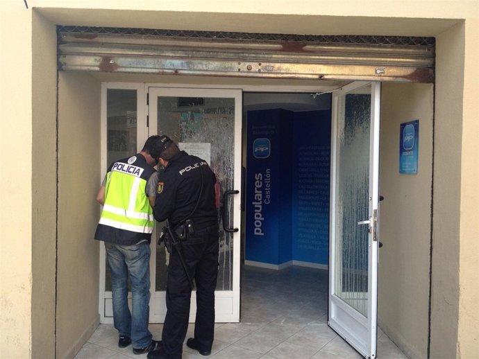 Policías en la sede del PP de Castellón 