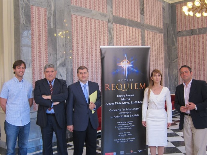 Santos, Carrillo, Farias y Gómez presentando el homenaje