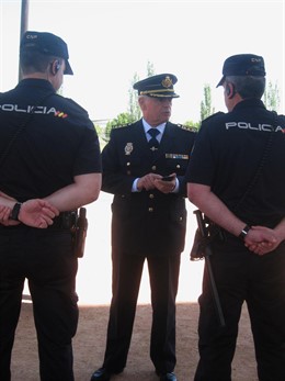 Manuel Bouzas con dos agentes