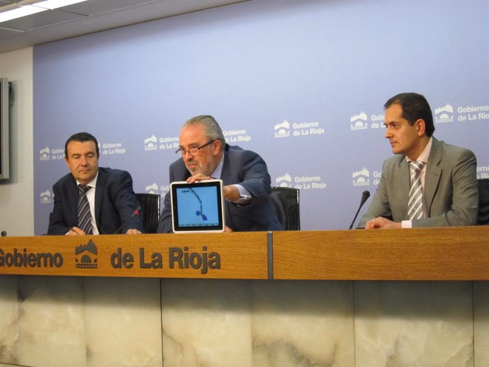 El consejero de Salud, Nieto, y los investigadores de CIBIR, Martínez y Larráyoz