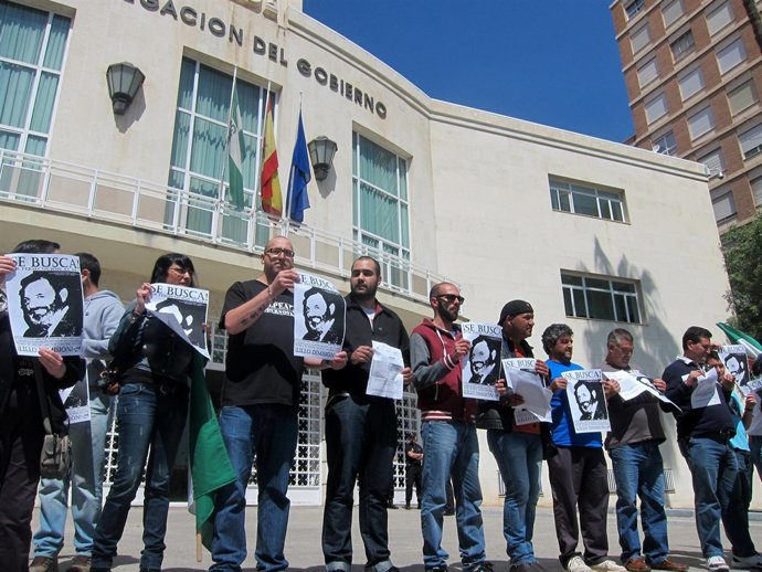 Bódalo y otros miembros del SAT con carteles de Lillo bajo el lema 'Se busca'.
