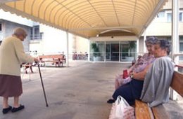 Ancianas En La Residencia El Vergel