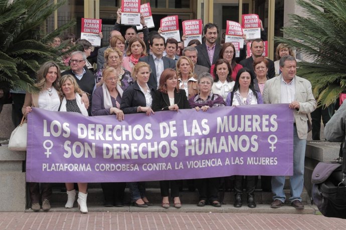 Concentración En Las Puertas Del Ayuntamiento Por La Violencia De Género