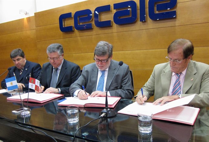 Santiago Aparicio (segundo por la derecha) en la firma del convenio