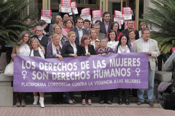 Concentración En Las Puertas Del Ayuntamiento Por La Violencia De Género
