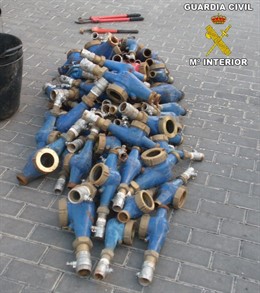 Bocas de riego robadas en Alzira recuperadas por la Guardia Civil.