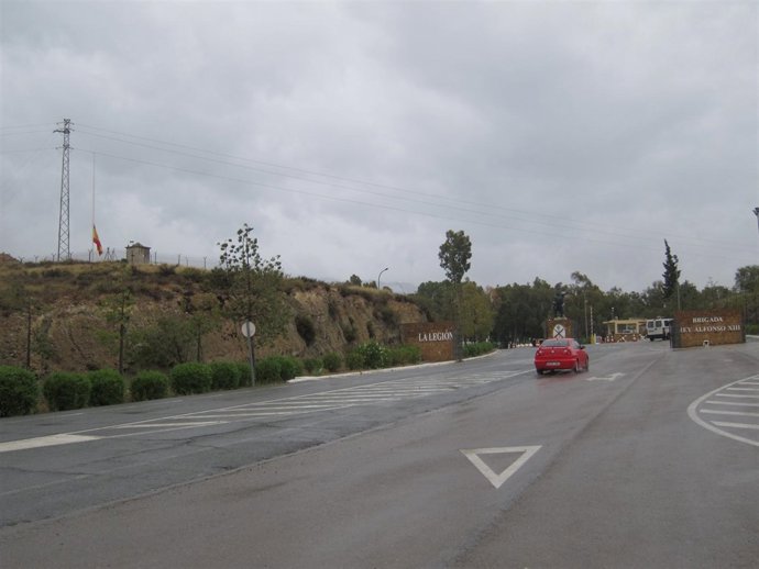 La bandera española ondea a media asta en señal de duelo en la base de Viator