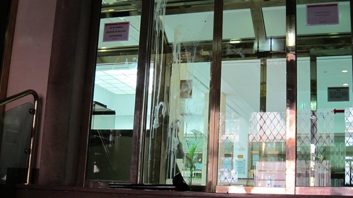 Una de las oficinas sobre las que se lanzaron huevos en la manifestación del 9M.
