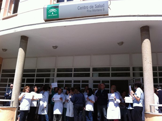 Un momento de la concentración de trabajadores del centro de salud Pino Montano