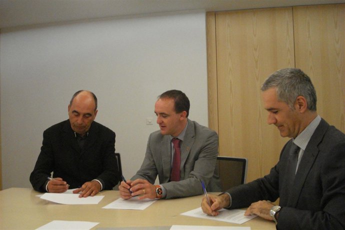 Carlos Bienzobas, el consejero Esparza y Juan Pablo Rebolé.