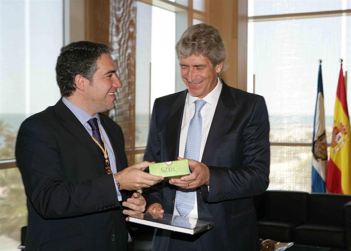 Pellegrini y Elías Bendodo- Entrega Escudo de la Provincia