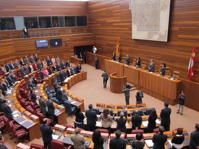 El hemiciclo durante el minuto de silencio por la víctima de León