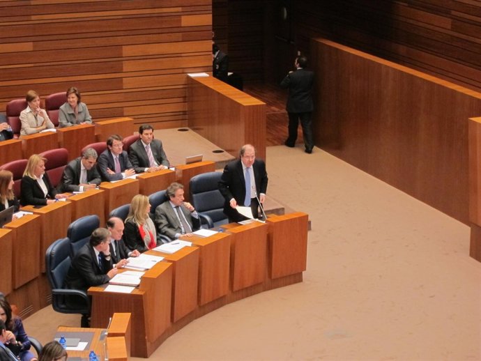 Juan Vicente Herrera responde a la pregunta formulada en el Pleno