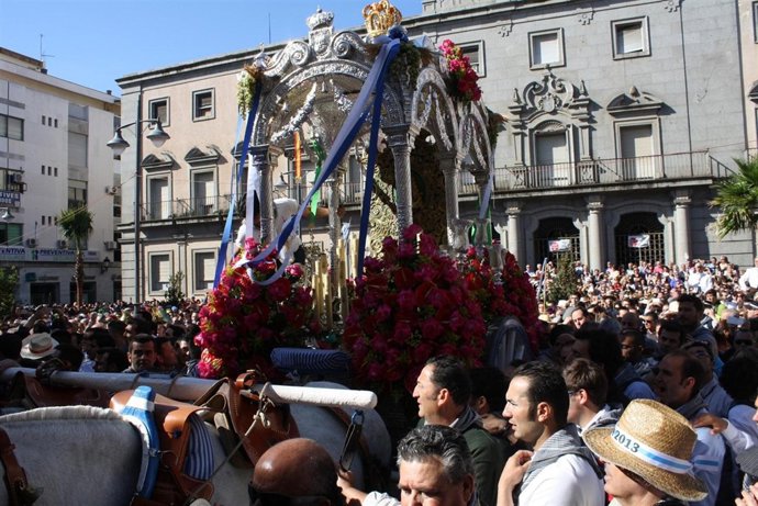 Simpecado de la Hermandad de Huelva