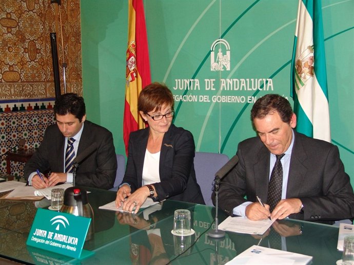 Firma de convenio entre AEMA y AAE