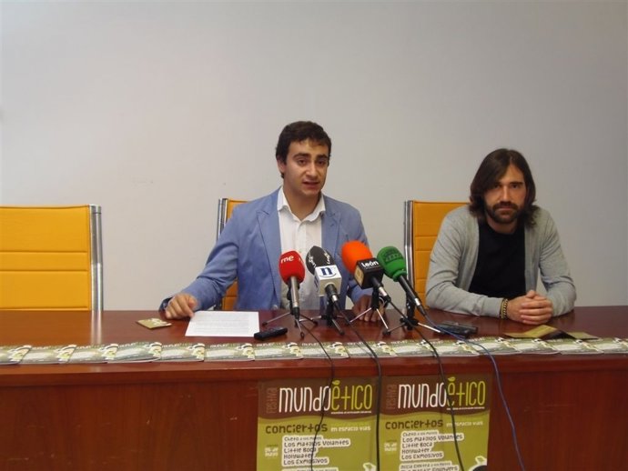 Miguel Alonso (izqda) y el presidente del Festival, Óscar Calzado