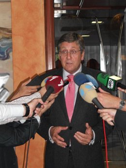 Bernal atiende a los medios antes de comparecer en la Asamblea