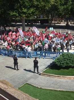 Perspectiva de la concentración sindicatos a las puertas de la Asamblea