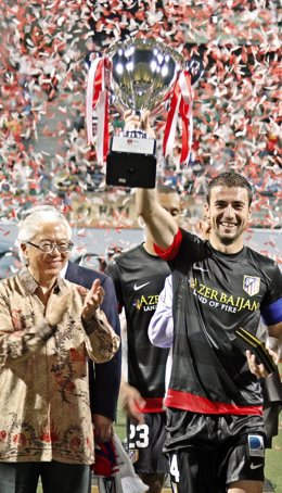 Gabi levanta la 'Peter Lim Charity Cup' en Singapur