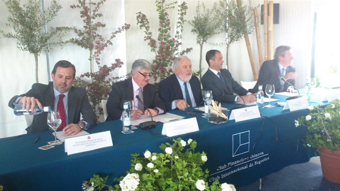 Cañete en acto de firma