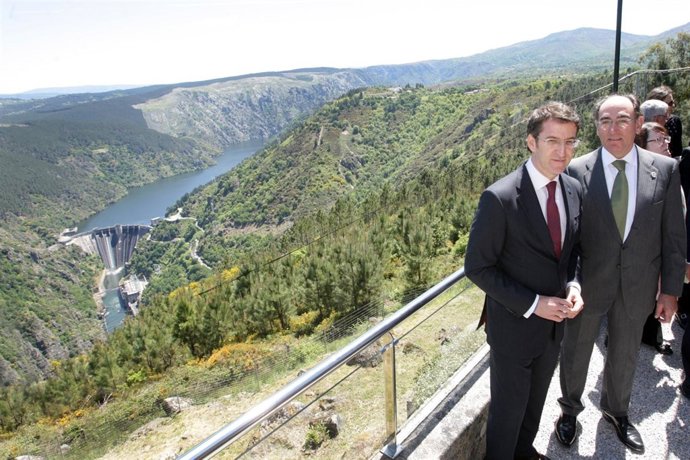  O titular da Xunta, Alberto Núñez Feijóo, acompañado polo conselleiro de Econom