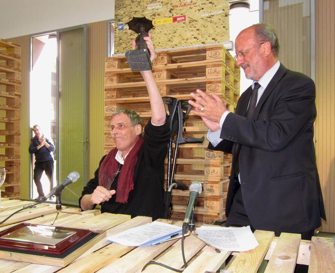 El director del Circo Price, Pere Pinyol, recibe el premio del TAC