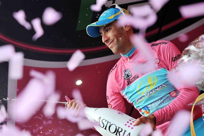 El italiano Vincenzo Nibali con la maglia rosa