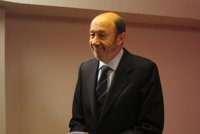 Rubalcaba dice que los que tienen que "pagar" por la crisis son "los que la han creado" y no los partidos de izquierda