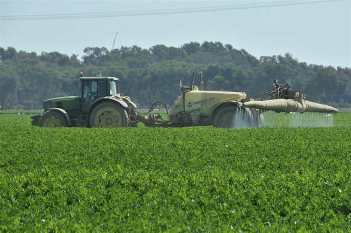 La imagen muestra la realización tratamientos fitosanitarios en un cultivo media
