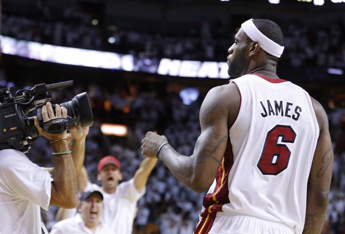 LeBron James celebra su canasta victoriosa ante los Pacers