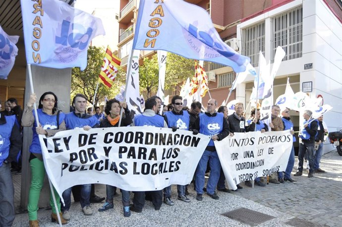 Policías locales aragoneses protestan ante el Palacio de la Aljafería