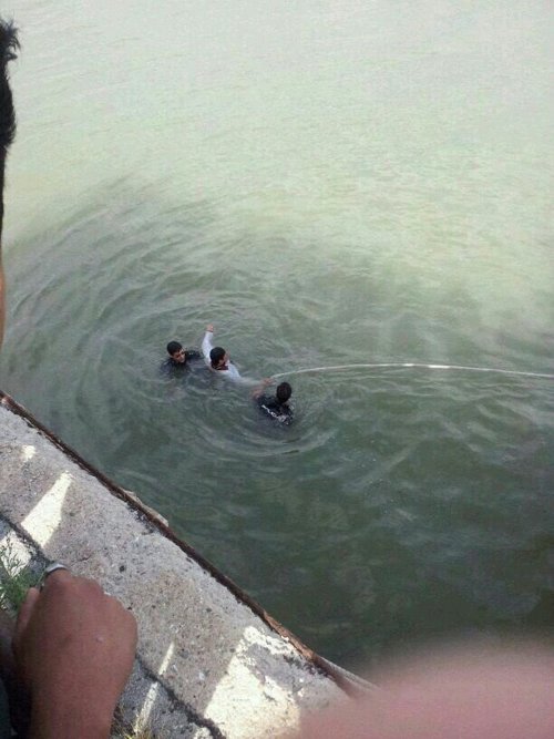 Policías rescatan a una persona del Guadalete