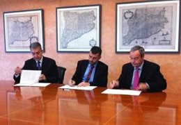 Vila, Grau y Oriol firman durante la firma del convenio