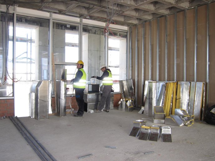 Obreros En Nuevo Edificio De Audiencia Provincial De Zaragoza. Construcción