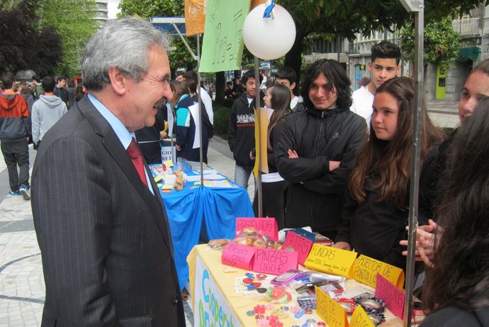 Graciano Torre visita el mercado de la Cooperativa.