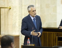 El presidente de la Junta, José Antonio Griñán, en el pleno del Parlamento