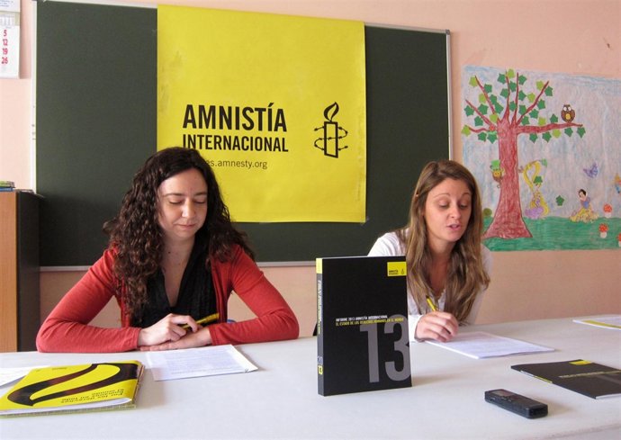 Arancha vicario (i) y Noelia Espina (d), de Amnistía Internacional