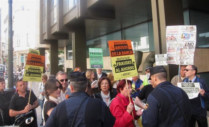 Protesta a las puertas de la sede de Bankia en Valencia