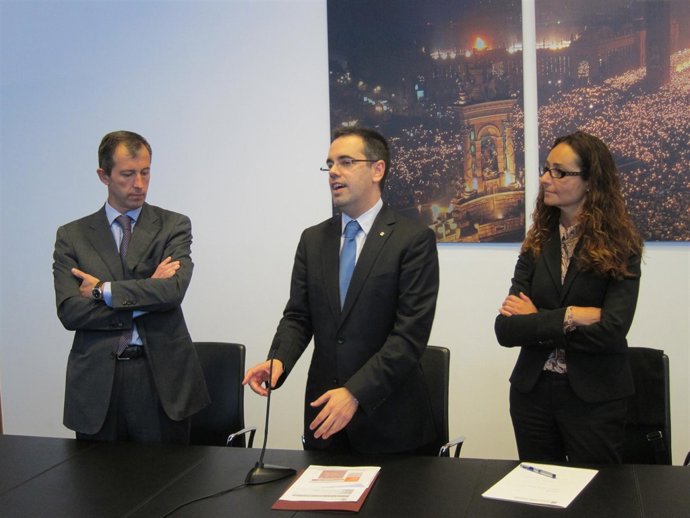 J.Miarnau (pte.Construmat), C.Sala (secr.Vivienda Generalitat), M.Macià (Icaen)